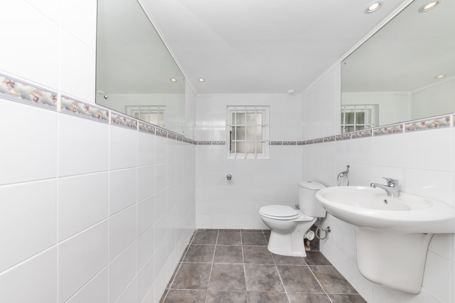 To Let 4 Bedroom Property for Rent in Kenilworth Upper Western Cape